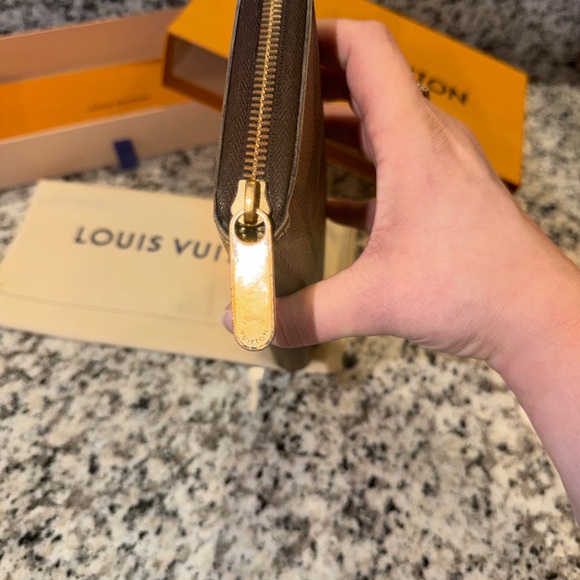 🔥Authentic Louis Vuitton Monogram Giant Zippy Wallet New Collection Microchip🔥 - Picture 3 of 6